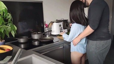 Bạn trai vuốt ve âm hộ em gái trong cơn thèm khát dâm đãng cuồng si.