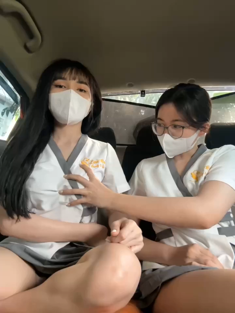 Hai cô gái xinh đẹp quấn quýt ân ái cuồng nhiệt ngay trong cabin xe hơi.
