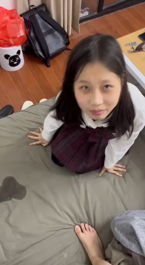 Phim sex Gangbang - Học Sinh Trung Quốc Non Tươi Mơn Mởn Đầy Cám Dỗ