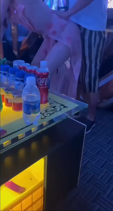 Những Cuộc Phiêu Lưu Tình Dục Hoang Dã Trong Quán Karaoke Đêm Khuya